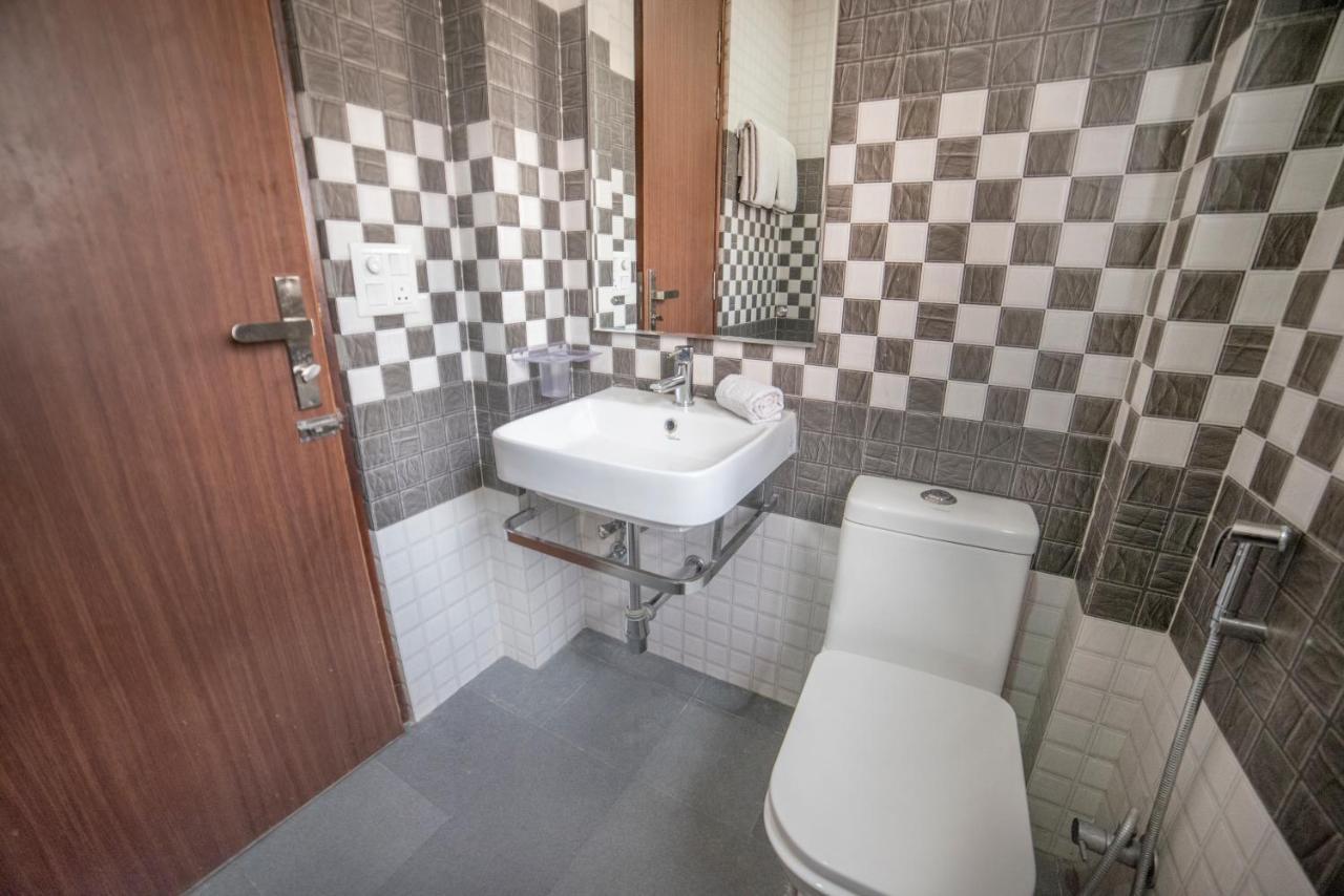 Fabhotel Mannat Residency Sec 52 Гургаон Экстерьер фото