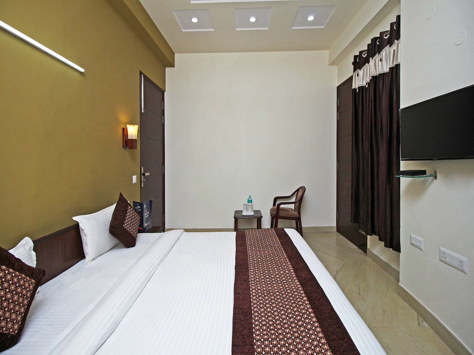 Fabhotel Mannat Residency Sec 52 Гургаон Экстерьер фото